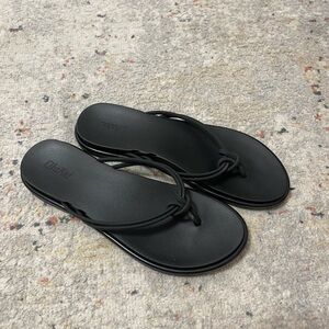 OluKai Women’s Black Aka Flip Flops EUC